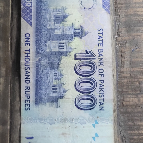 Assorted World Currency Notes - Picture 6 of 16